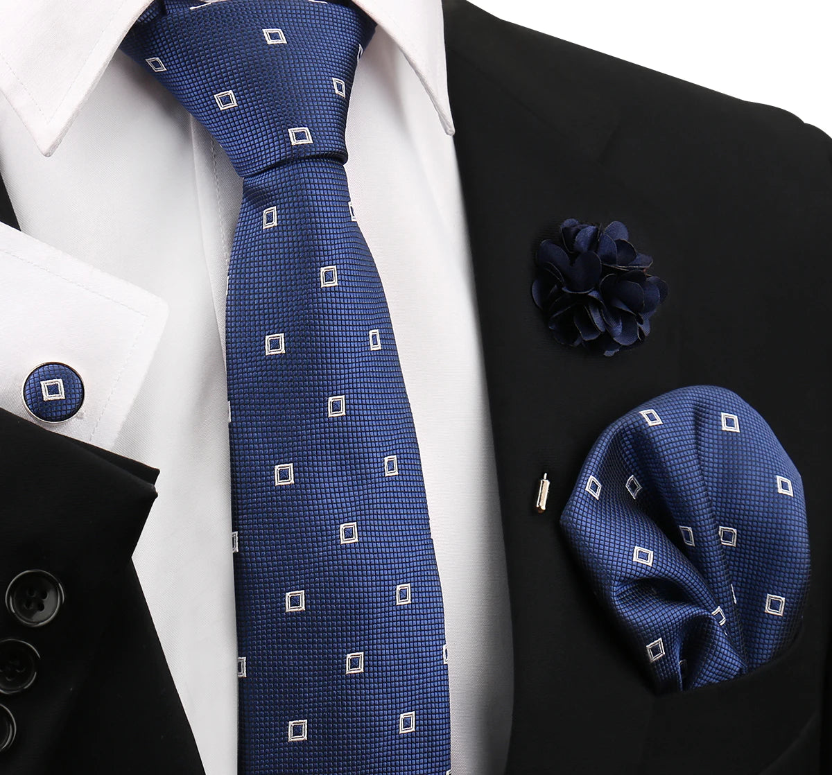 Dunkelblaue gemusterte Krawatte und Accessoires vor schwarzem Sakko und weißem Hemd.