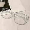 Un par de gafas azules cuadradas transparentes bloqueadoras de luz sobre una superficie blanca.