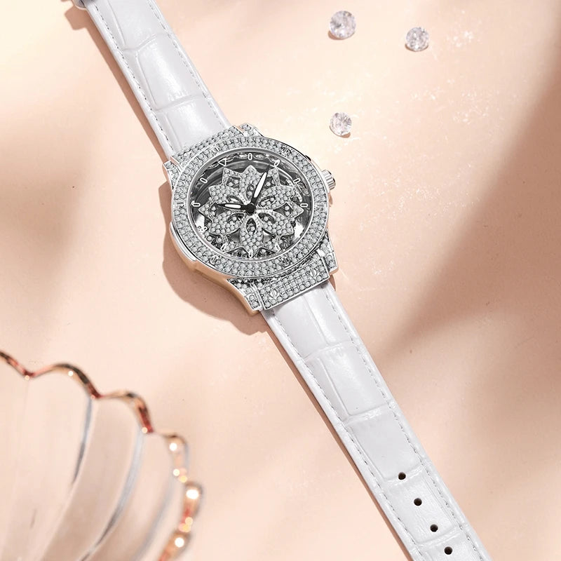 Gros plan d'une montre en quartz de luxe avec une lunette incrustée de diamants et un bracelet en cuir blanc, posée sur un fo