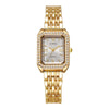 Reloj de cuarzo tono dorado con esfera cuadrada, eslabones dorados y acentos de circonita.