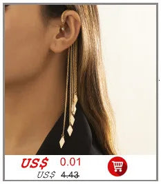 Gros plan d'une femme portant un élégant collier ras-de-cou imitation perles avec plusieurs brins