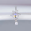 Anneau nasal en acier inoxydable en forme de L argenté avec un amas de petits diamants et une pierre bleue ronde.