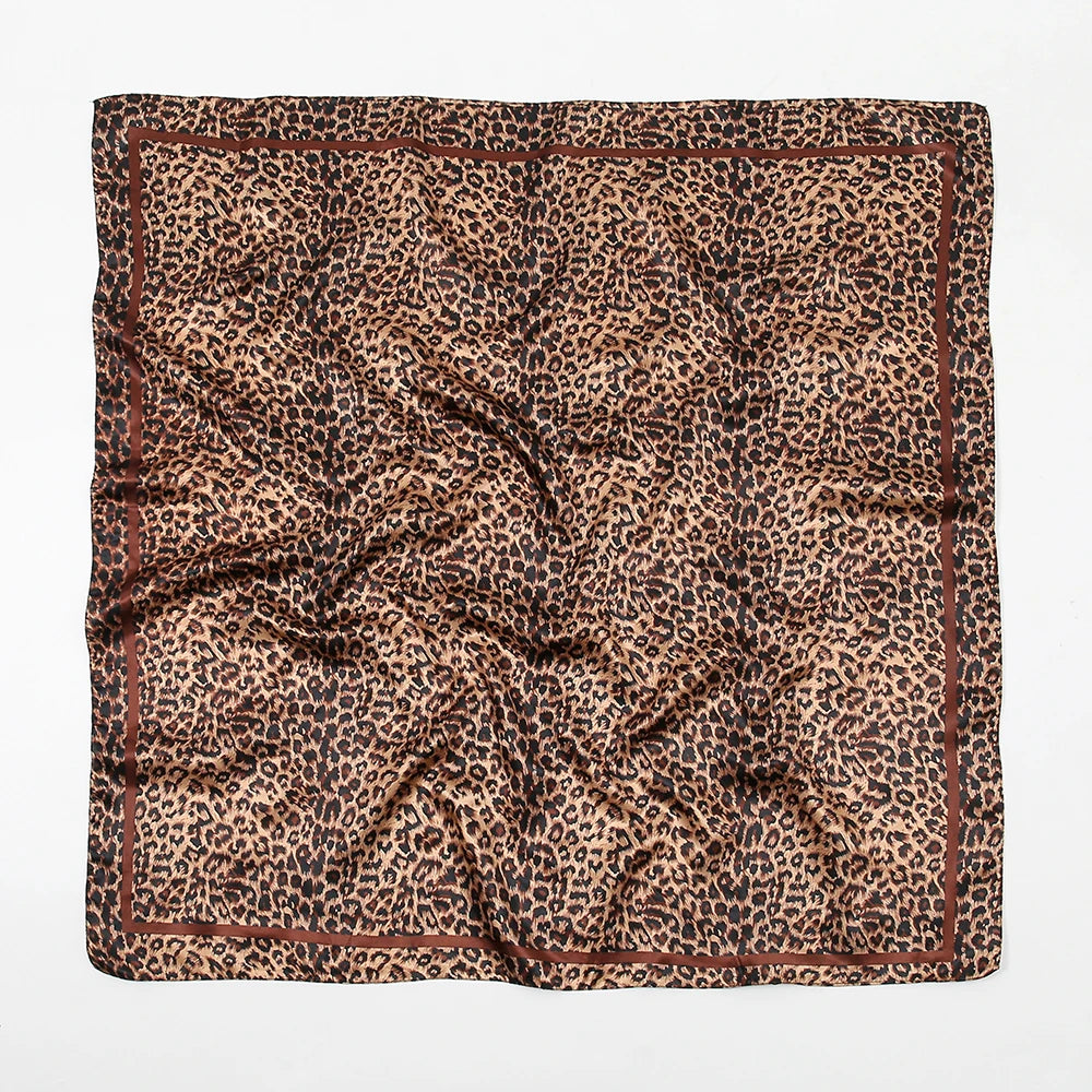 Quadratisches Stoffmuster mit Leopardenprint in braunen und beigen Tönen.