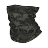 Una bufanda de cuello camuflada negra mostrada plana.