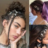 Primer plano del cabello de una mujer con clips de estrella dorada y trenzas.