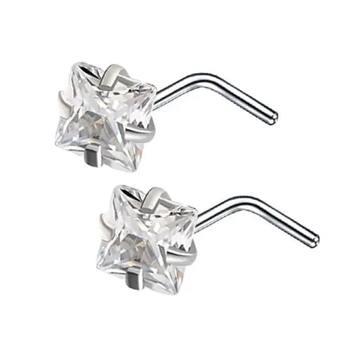 Un par de pendientes en forma de L de acero inoxidable con una gema transparente en forma de estrella.