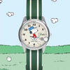 Eine Uhr mit Snoopy-Cartoon-Design auf grün-weiß gestreiftem Armband vor einer hellgrünen Landschaft.