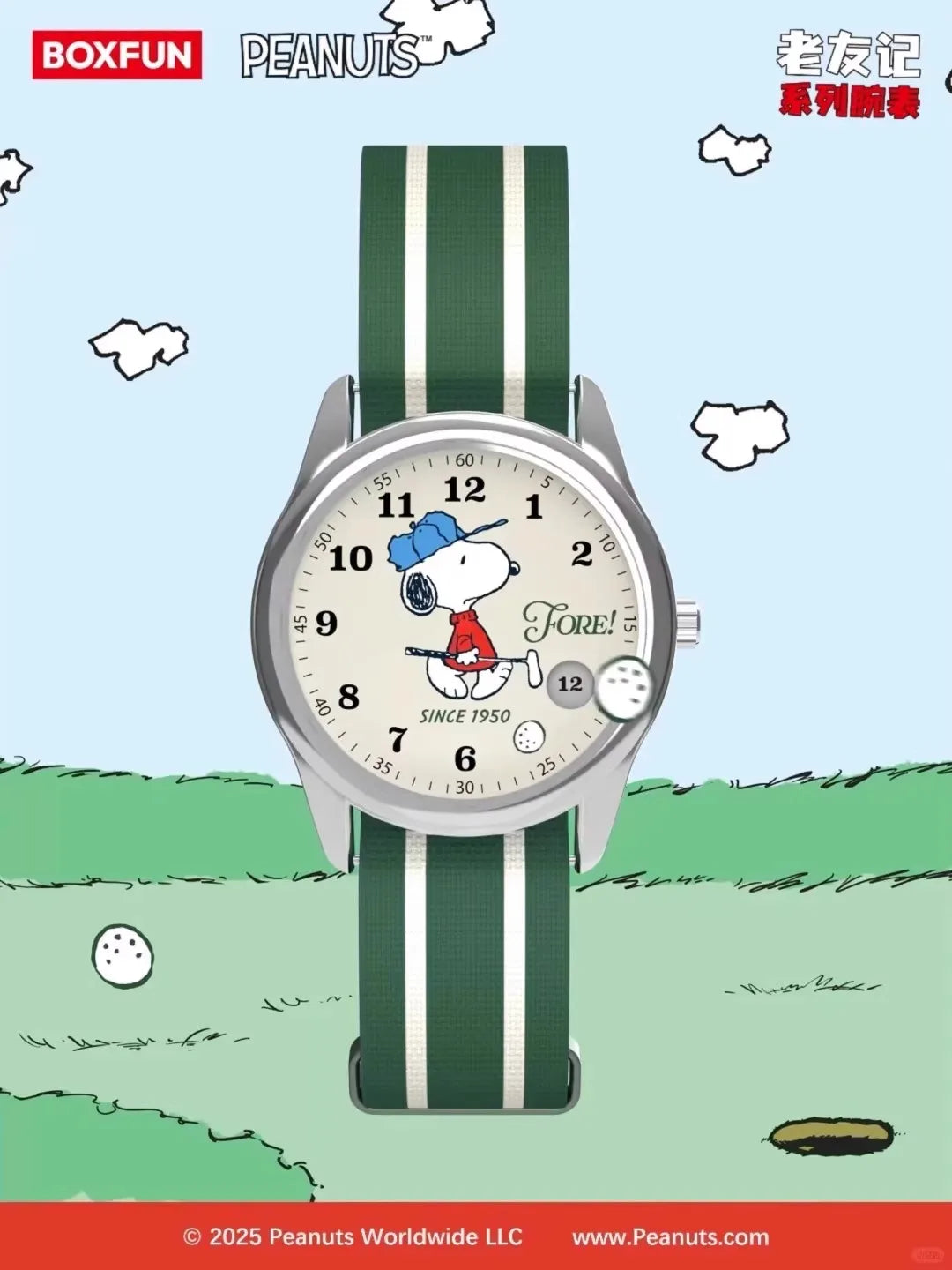 Eine Uhr mit Snoopy-Cartoon-Design auf grün-weiß gestreiftem Armband vor einer hellgrünen Landschaft.