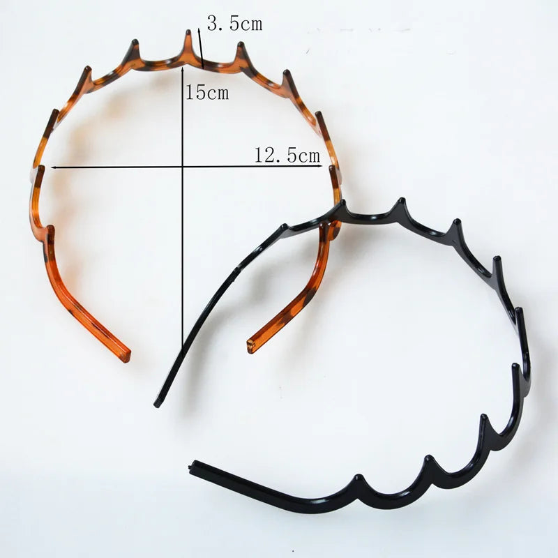 A black anti-slip toothed hair accessory with a curved design and marked dimensions.
