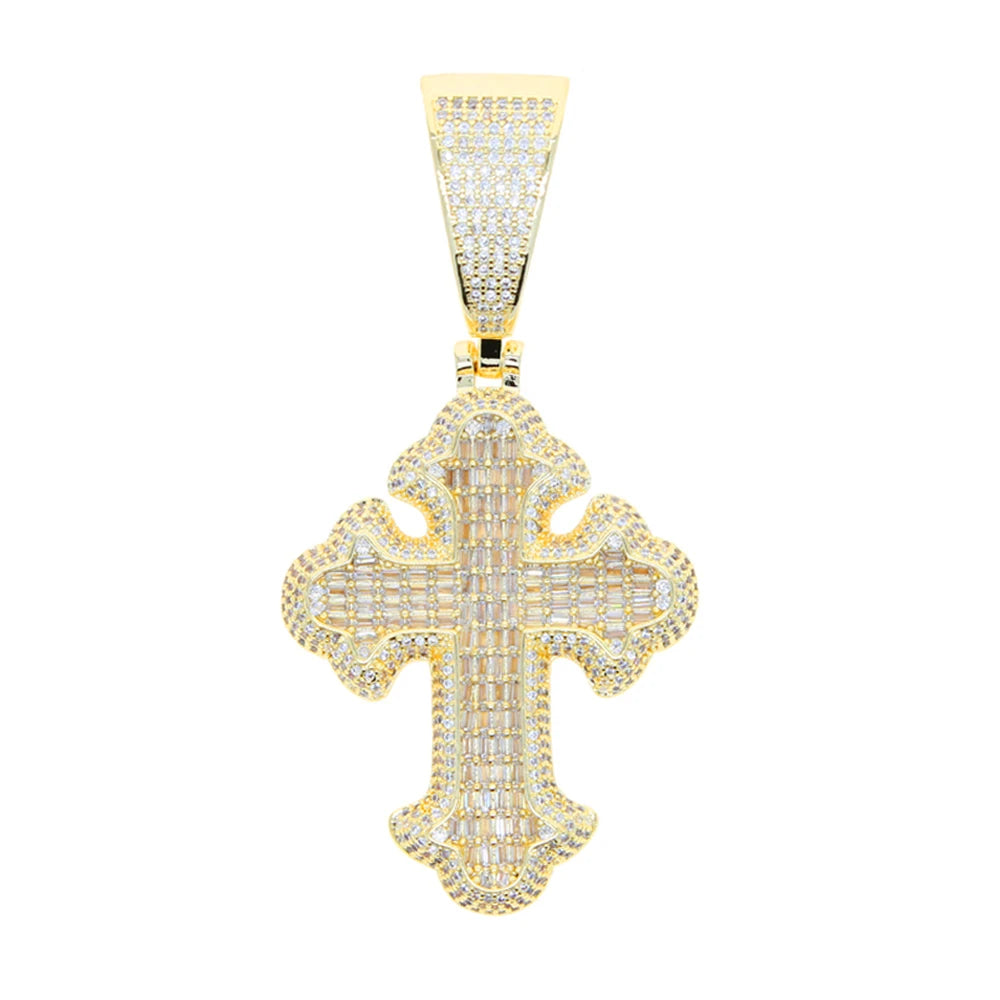 Pendentif de croix orné et texturé, ton or, avec des détails ciselés.