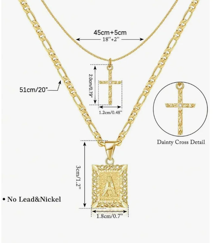 Collier de mode or avec pendentif lettre et croix sur une chaîne.