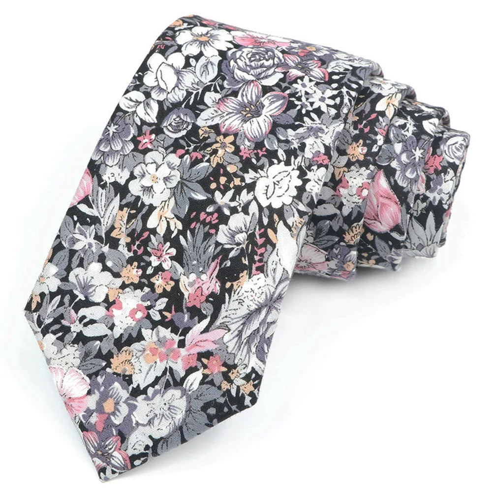 Une pile de nœuds papillons en coton à imprimé floral élégants, noirs et gris.