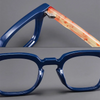 Gros plan de lunettes de lecture bleues avec une lentille orange, montrant le cadre et le détail de la lentille.