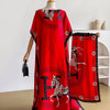 Una caftán abaya roja con estampado de caballo elegante y ribetes negros, exhibido en maniquí.