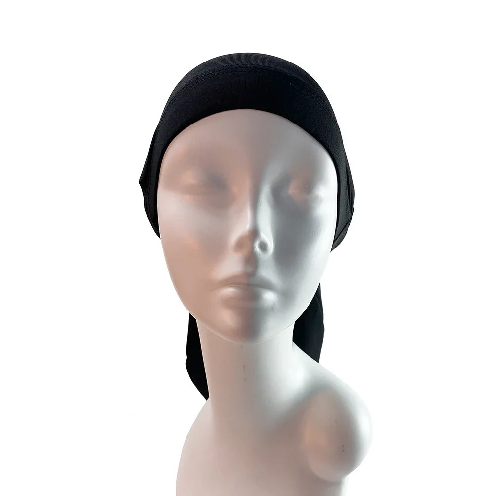 Bonnet de dreadlocks noir unisexe exposé sur un mannequin de tête.
