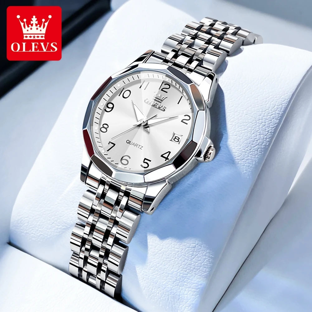 Silberfarbene Quarz-Armbanduhr mit Edelstahlarmband auf weißem Hintergrund.