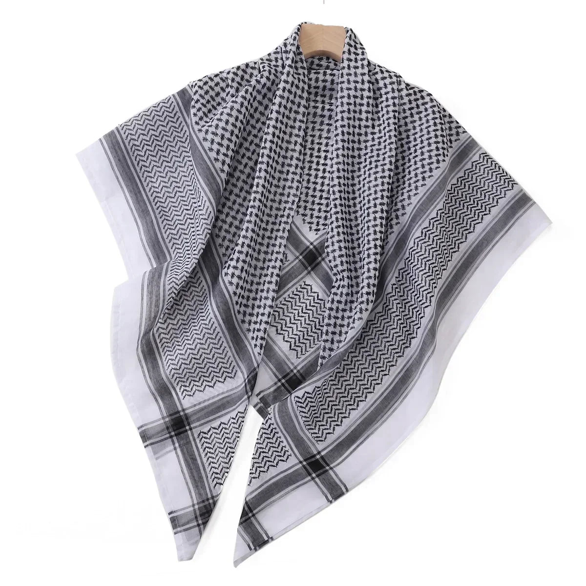 Pañuelo táctico doblado gris y blanco con patrón geométrico blanco y negro.