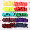 Eine Sammlung von großen elastischen Haarbändern in verschiedenen Farben, darunter gelb, orange, rot, grün, blau, lila und ka
