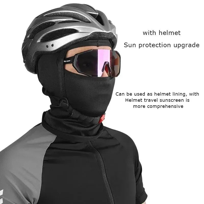 Persona usando forro de balaclava negra y gafas de sol, demostrando mejora de protección solar para casco.