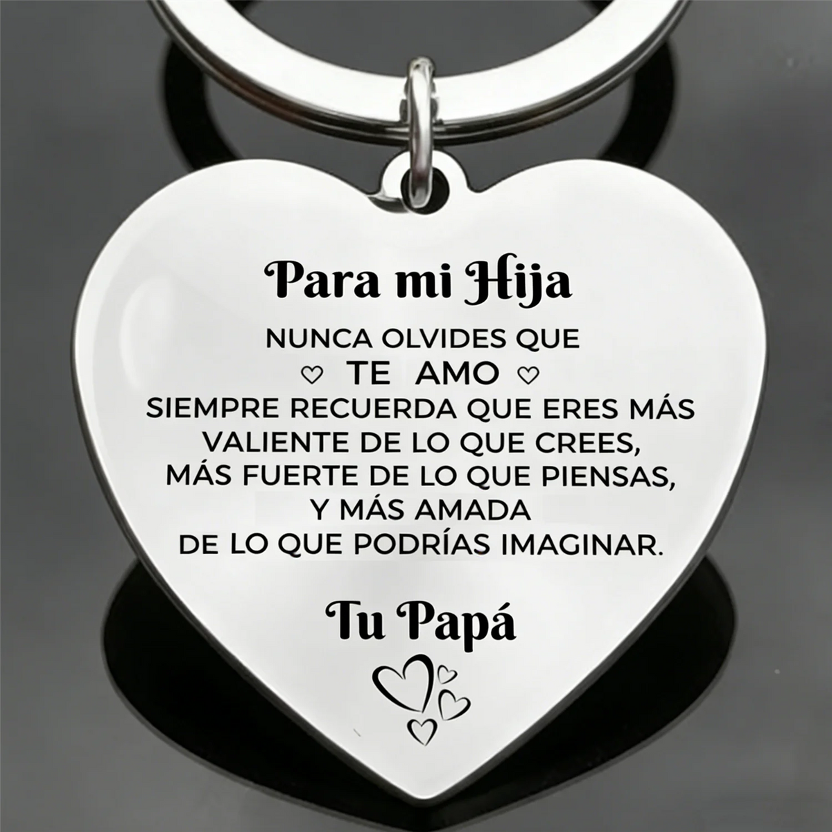 Llavero en forma de corazón plateado con texto grabado en español para un niño