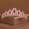 Diadema de tiara de cristal rojo brillante y transparente con diseño de corona sobre una caja marrón.