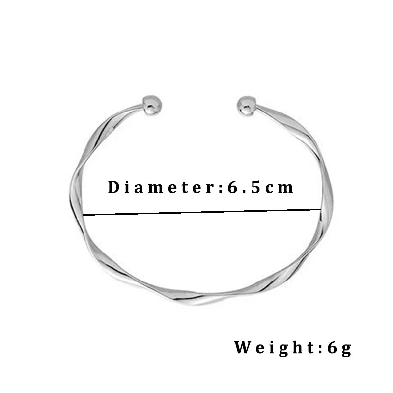 Silver twisted wave cuff bracelet with a 6.5 cm diameter and a weight of 6 grams