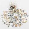 Eine Sammlung von silbernen und goldenen tibetischen Mischanhängern für DIY-Schmuck.