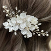 Pince à cheveux florale en perles de cristal tissée à la main avec des bourgeons blancs et des filaments de perles délicats d