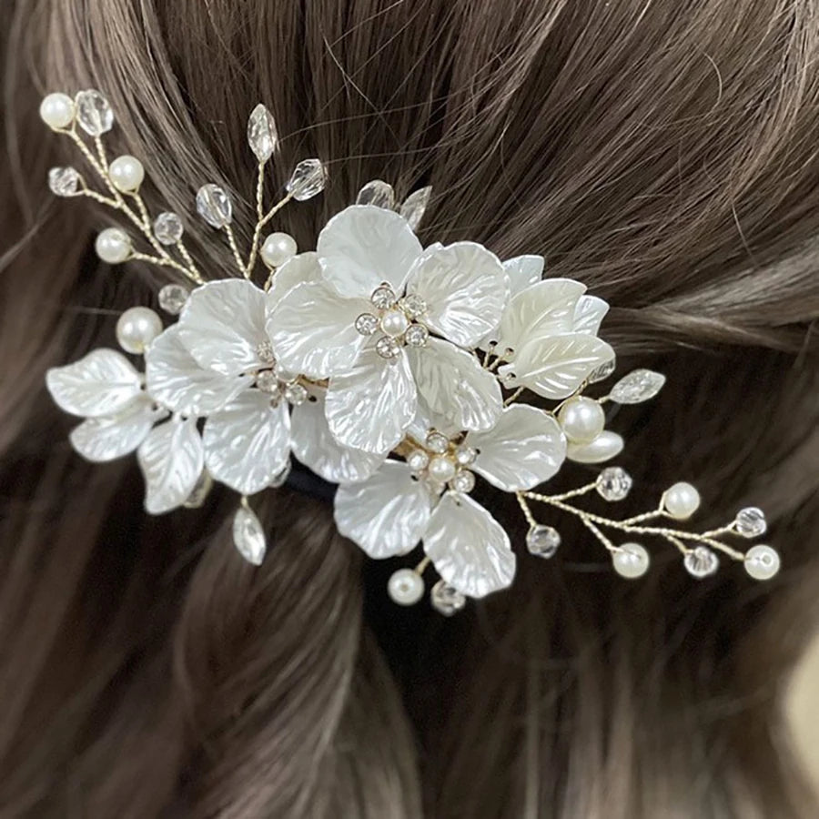 Pince à cheveux florale en perles de cristal tissée à la main avec des bourgeons blancs et des filaments de perles délicats d