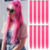 Une femme aux cheveux roses vifs portant des lunettes de soleil et un vêtement en denim