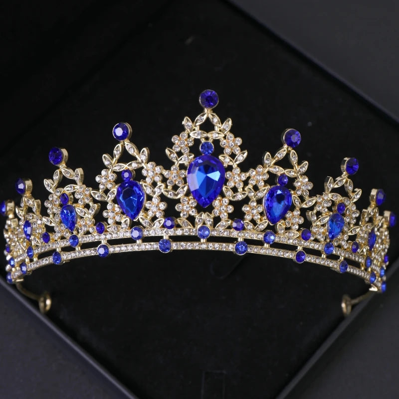 Couronne diadème dorée avec des gemmes bleu profond et des détails floraux complexes.