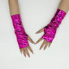 Un gant de cosplay en cuir PU magenta brillant sans doigts porté à la main.