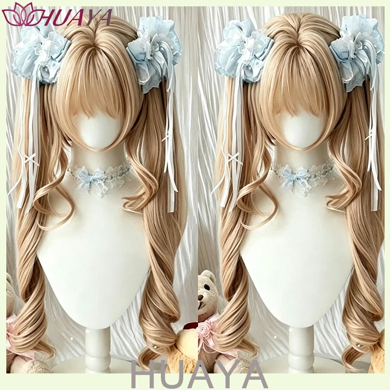 Blonde pinker Farbverlauf gewellte Cosplay-Perücke mit hellblauen Blumenaccessoires auf einem Mannequin-Kopf.