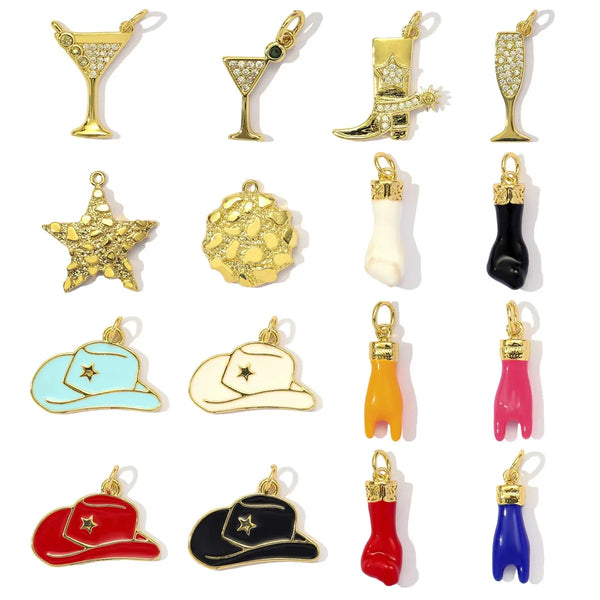 Un ensemble de charms de bijoux DIY en cuivre pour la mode, incluant une pyramide, un triangle, une étoile et diverses formes