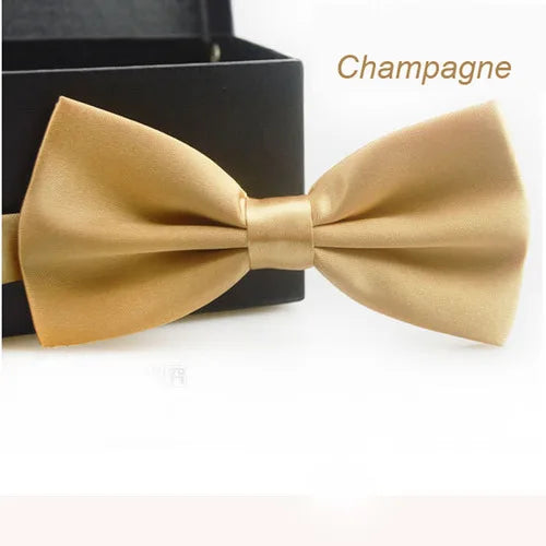 Nœud papillon or satin pour un style homme classique, présenté sur fond sombre.