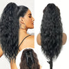Gros plan sur de longues extensions de cheveux foncés avec des ondulations volumineuses, vues de côté et de dos.