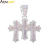 Pendentif croix en argent et diamant, orné et détaillé.