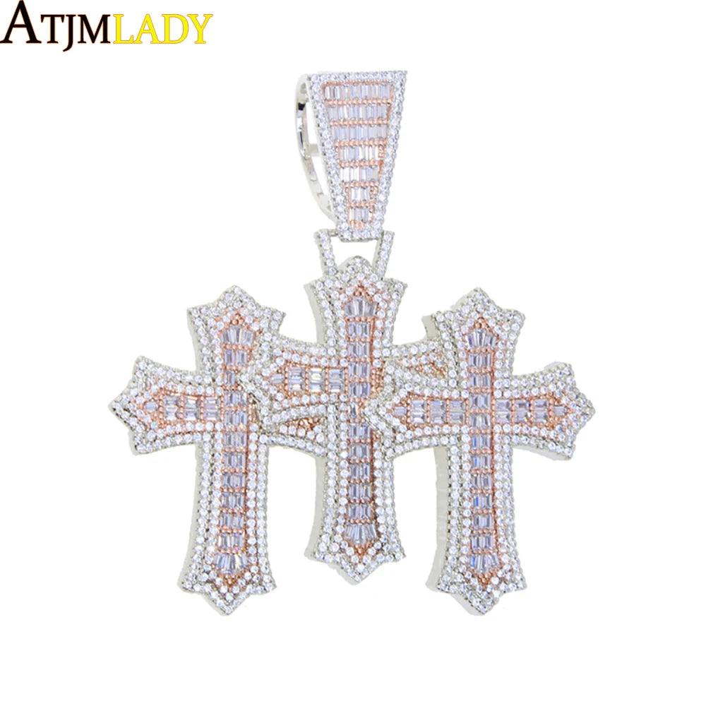 Pendentif croix en argent et diamant, orné et détaillé.