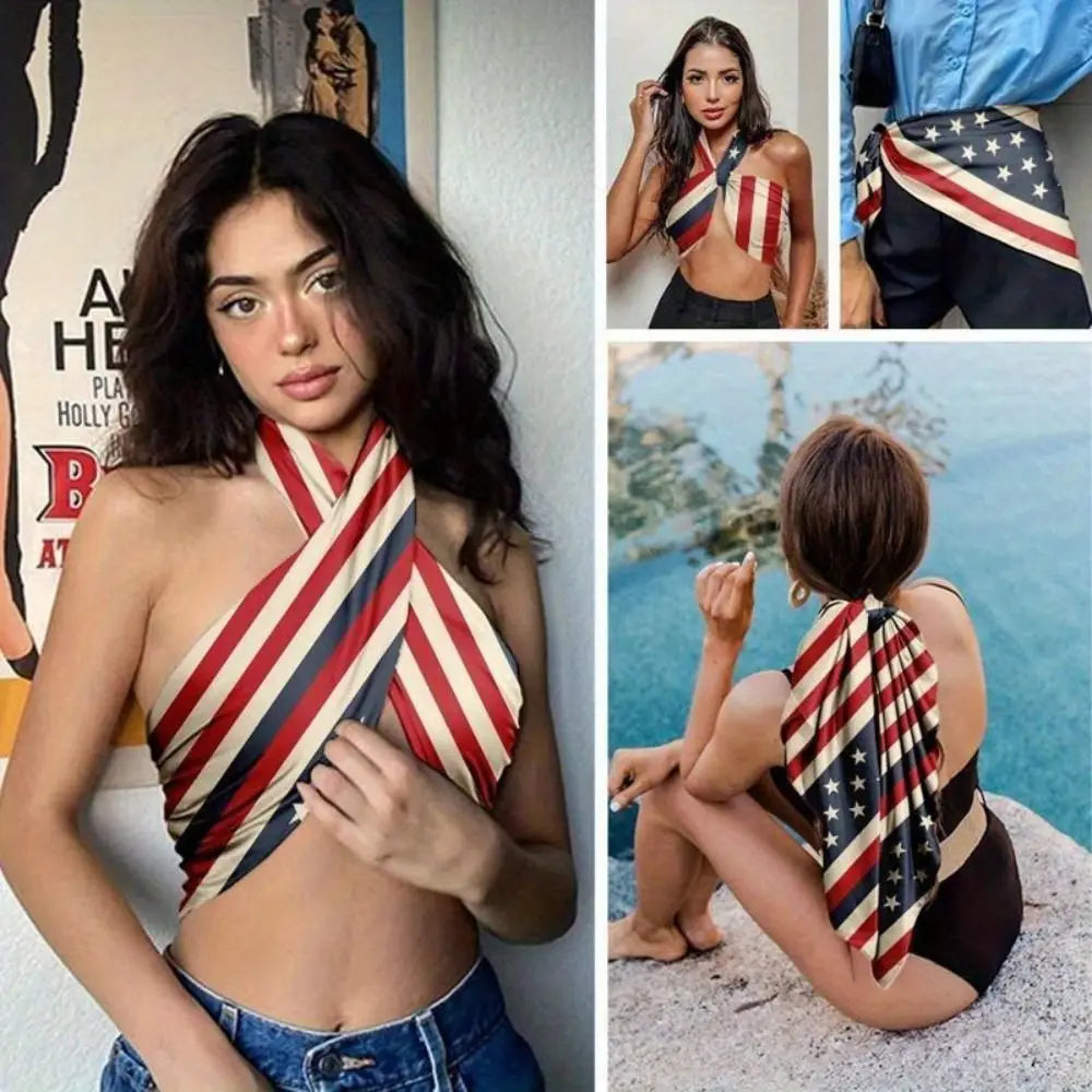 Una mujer modela un pañuelo cuadrado a rayas rojas, blancas y azules contra un fondo blanco.