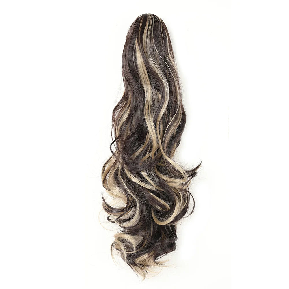 Pelo largo con mechas marrón oscuro y rubio, peinado en coleta fluida