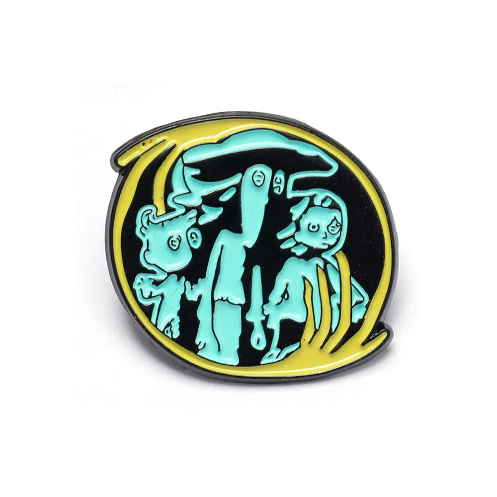 Une épingle émail ronde représentant une figure fantomatique stylisée en bleu sarcelle et jaune sur fond noir.