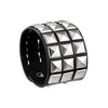 Un ensemble de bracelets en cuir cloutés style punk rock avec une bande en cuir noir et des pointes argentées.