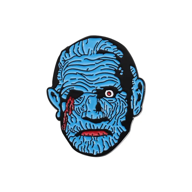 Blupunkt-Anstecker in Blau und Schwarz mit zerfetztem, faltigem Gesicht und roter Träne.