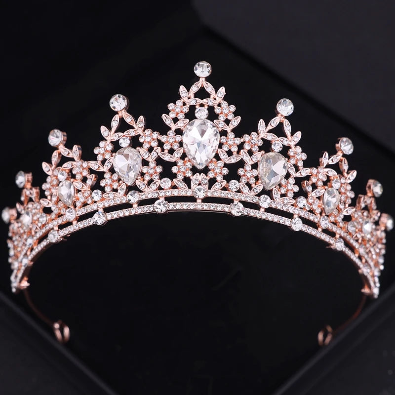 Diadème en cristal or rose délicat avec des motifs floraux complexes et des pierres claires.
