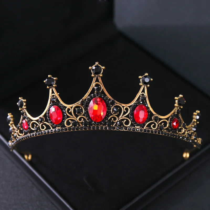Un ensemble de couronne ton or avec des strass de cristal noirs et rouges et un travail de métal complexe.