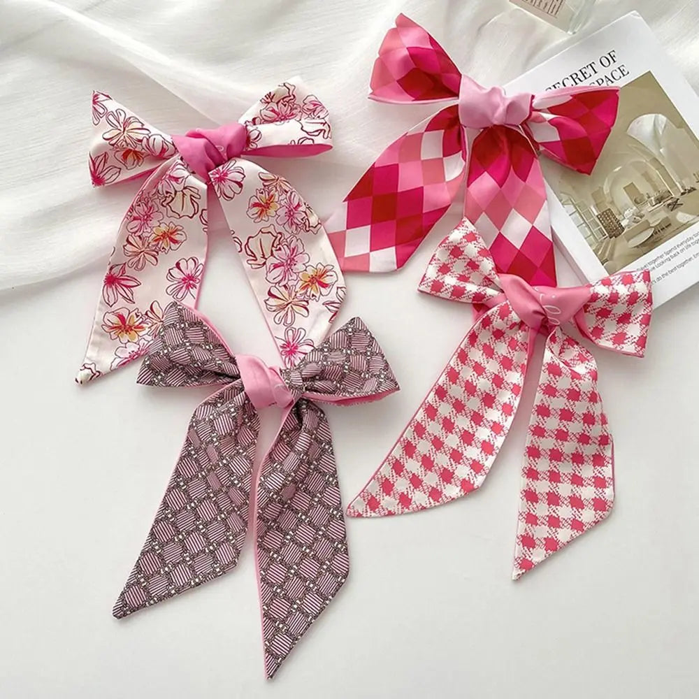 Diadema de seda rosa con flores, pañuelo atado en lazos sobre fondo blanco