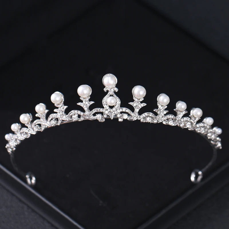 Couronne de cheveux en strass et cristaux argentés avec des perles.