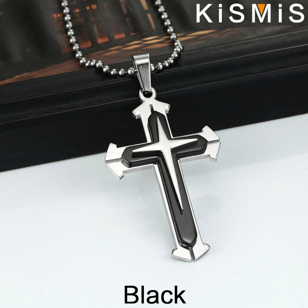 Colgante de cruz de acero inoxidable negro en cadena de plata, mostrado sobre fondo blanco.