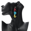 Pendientes colgantes con las letras A, B y C en esmalte rojo, azul y amarillo.