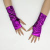 Un gant de cosplay en cuir PU violet brillant sans doigts porté à la main.